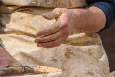 Stüdyoda çamurla çalışan zanaatkar The Concept of Work