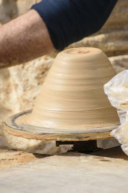 Çömlek platformunda dönen ıslak kil yığını..