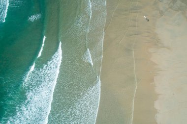 Yukarıdan Kıyı Sahnesi Islak Kum ve Kopya Alanı ile Deniz Köpüğü.