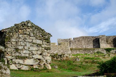 Yeşil arazide eski taş kalıntıları. Miras kavramı.