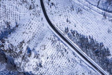 Bir Yolu ve Kışın Gölgeleri Olan Soyut Manzara