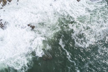 - Altı. Fırtınalı bir okyanusun yukarıdan aşağıya beyaz dalgalı görüntüsü.