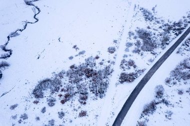 Beyaz, Donmuş bir arazide Karanlık Yol 'un Zıtlığı