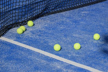 Mavi raket tenis kortu dokusu.