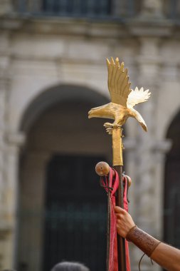 Romalı Aquila 'nın yakınında, standart asker taşıyıcısı tarafından tutuluyor. Liderlik kavramı..