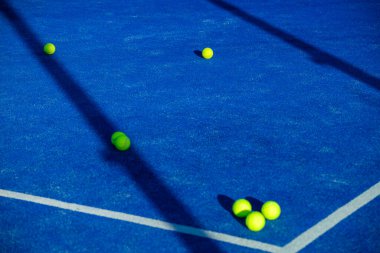 Mavi sahada sarı toplar grubu. Uygulama Konsepti.