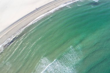 Yukarıdan sörf sporu sahnesi aktif yaşam tarzı kavramını vurguluyor.