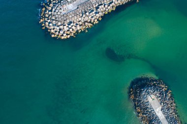 Limanı koruyan iki denizaltı güvenlik kavramını vurguluyor.