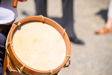 Akustik müzik kavramını vurgulayan geleneksel perküsyon aracı.