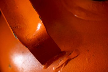 Propan tankının turuncu metal dokusu endüstriyel güvenlik kavramını vurguluyor.