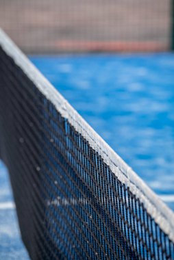 Siyah spor ağı mavi sahada yakın mesafede. Spor Eğitimi Konsepti.