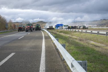 Otorite, İspanya 01-11-2026: Sivil eylem konsepti sırasında trafiği engellemek için tarım aracı kullanıldı