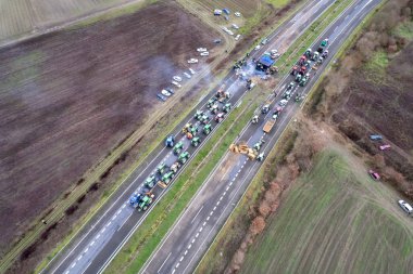 Yedi. Avrupa 'daki bir tarım grevi sırasında traktör ablukasının en alt görüntüsü