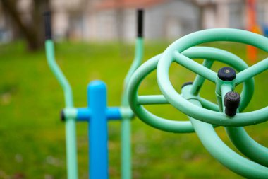 Bir Elliptical Machine ile Sokak Spor İstasyonu Şehir Sporları Konsepti