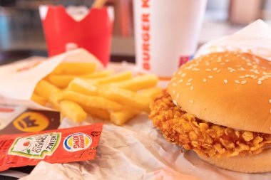 Porto, Portekiz 04-07-2025: Burger King Combo Menü ile meşrubat ve patates