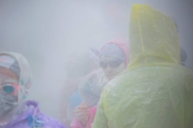 Xinzo de Limia, İspanya 02-09-2024: İspanyol Entroido Kutlaması Sırasındaki Yoğun un Fırtınası Kaos Kavramı