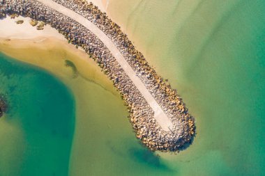 Eğri Liman Duvarı Korumasının Manzaralı Fotoğrafları