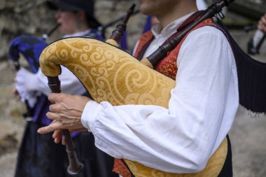 Siyah işlemeli gayda çantasının ayrıntılı görüntüsü. Miras Konsepti.