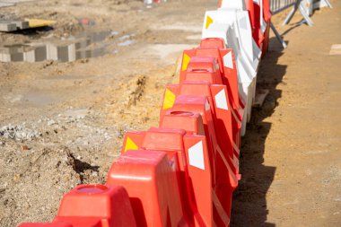 Toprak Yol Arkaplanındaki Uyarı Engelleri Site Kontrolü Konsepti