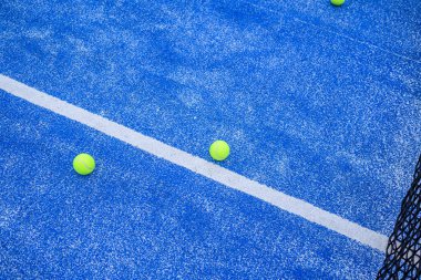 Siyah Ağ ve Beyaz Hat Yakınlarındaki Mavi Mahkeme 'de Padel Maç Ekipmanı