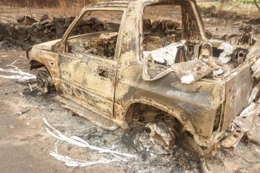 Araba yangınından sonra yanmış kalıntılar ve küller iç kısımları kaplamış.