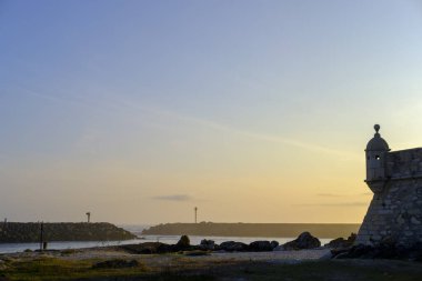 Altın gökyüzüne karşı sahil gözlem kulesi Savunma kavramı