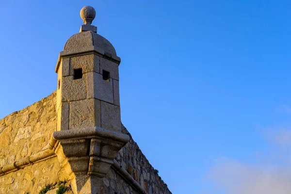 Eski askeri mimari Güney Avrupa 'da taş bir bartizan gösteriyor.