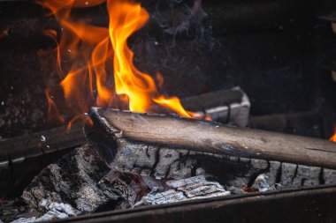 Şöminede odun yakmak Sıcaklık kavramını yakınlaştırır