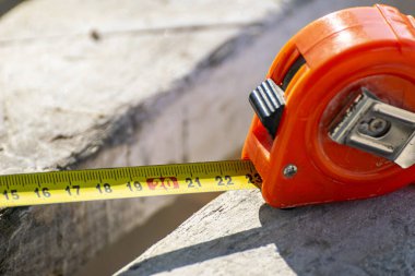 İnşaat alanı elemanı, malzeme oluşturma konusunda profesyonel bir ölçüm aracını vurguluyor