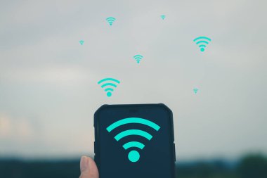 Kullanıcılar çevrimiçi olmak için internet sinyalleri arıyor.