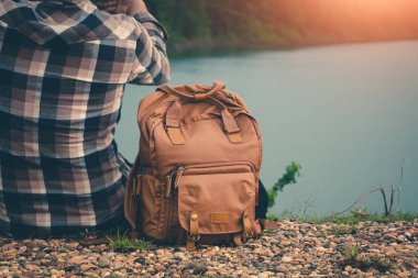 Erkek turistler, sakin sahnelerde güzel doğada.