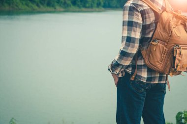 Erkek turistler, sakin sahnelerde güzel doğada.