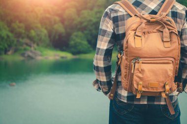 Erkek turistler, sakin sahnelerde güzel doğada.