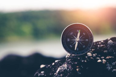 Pusula ile turist gezisi. Dağdaki turistlerin pusulası.