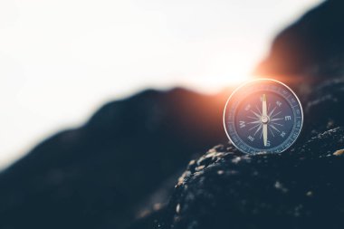 Pusula ile turist gezisi. Dağdaki turistlerin pusulası.