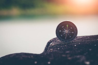 Pusula ile turist gezisi. Dağdaki turistlerin pusulası.