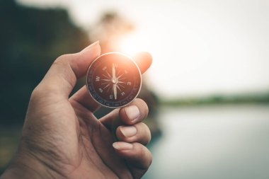 Pusula ile turist gezisi. Dağdaki turistlerin pusulası.