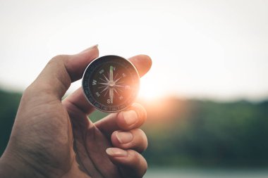 Pusula ile turist gezisi. Dağdaki turistlerin pusulası.