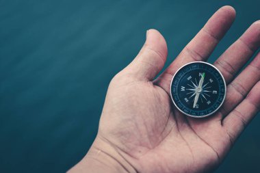 Pusulası olan turist seyahati.