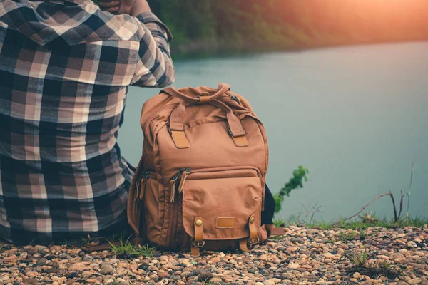 Erkek turistler, sakin sahnelerde güzel doğada.
