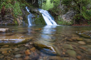 Karpat Dağlarında Şelale
