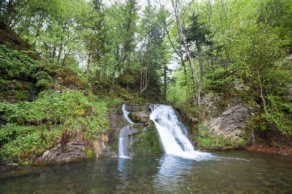 Cachoeira nas montanhas dos Cárpatos — Fotografia de Stock