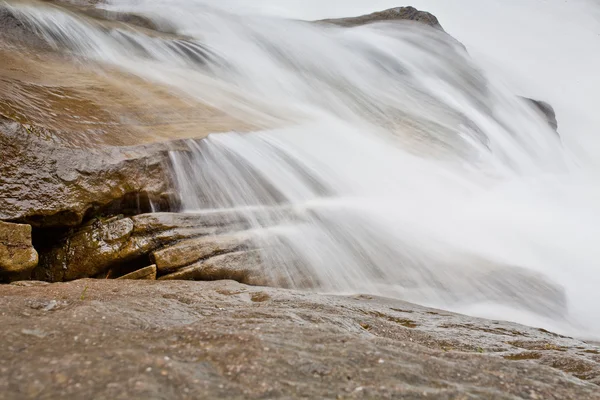 Cachoeira nas montanhas dos Cárpatos — Fotografia de Stock