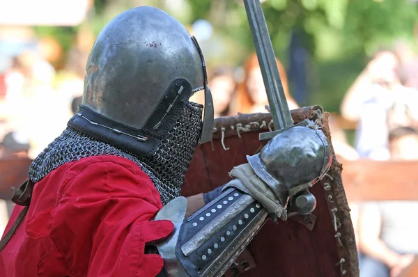 Un chevalier médiéval pendant la bataille gros plan — Photo