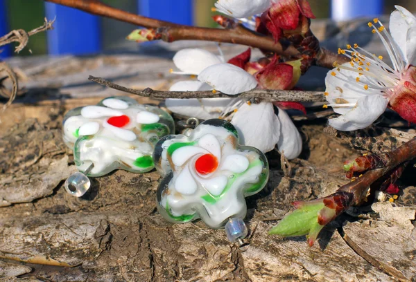 Handmade earrings on the nature background — Stock Photo, Image