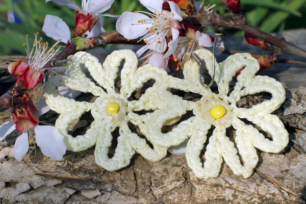 Handgestrickte Ohrringe auf dem Hintergrund der Natur — Stockfoto