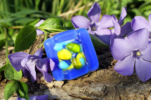 Anillo de cristal hecho a mano en el fondo de la naturaleza —  Fotos de Stock