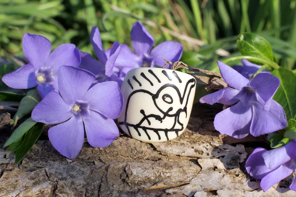 Handgjorda ben ring på naturen bakgrunden — Stockfoto