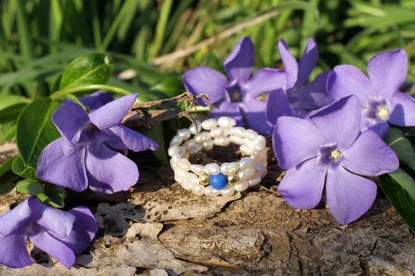 Anello di perle fatte a mano sullo sfondo della natura — Foto Stock