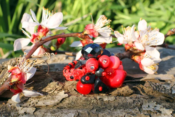 Handgjort glas ring med aprikos blossom — Stockfoto